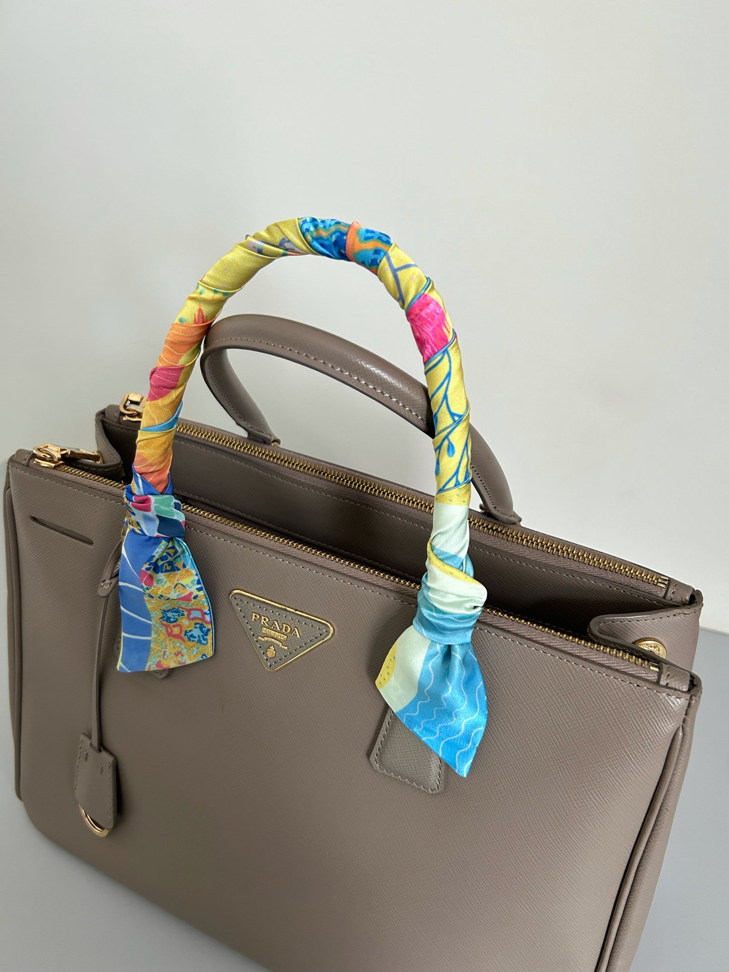 Barcelona Twilly — Elegant Polytwill Scarf (100 x 5 cm)
